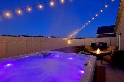 Meridian House | Hot Tub, Fire Pit & Games Cozy Nights Await