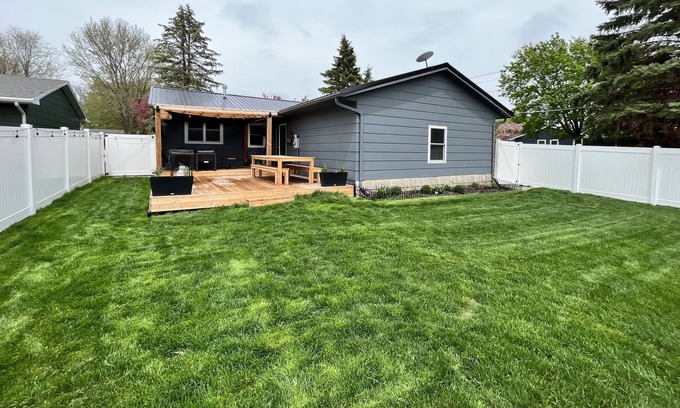 Webster City House | Hot Tub, Fire Pit on patio, Huge Cedar deck with outdoor TV, Fenced in back yard