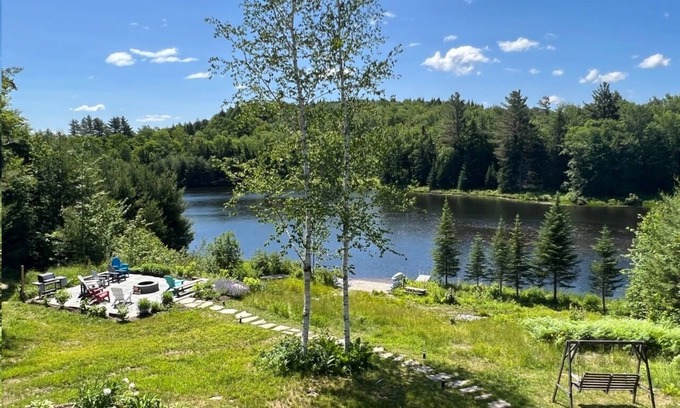 Londonderry House | Hot Tub - Fire Place - Sauna - Gym - 4 min to Bromley on a Private Lake