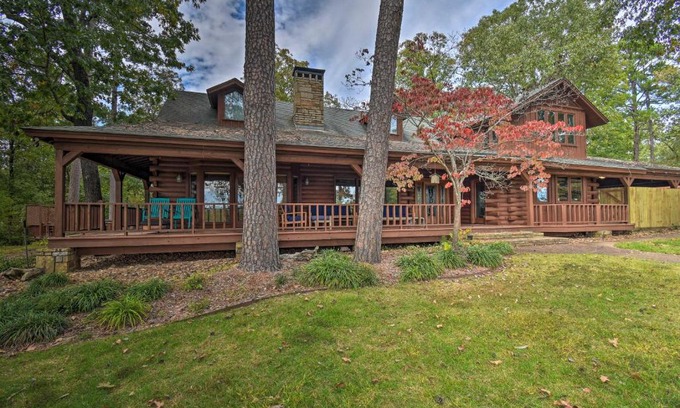 Piney House | Hot Tub, Grill Hilltop Log Cabin in Hot Springs!