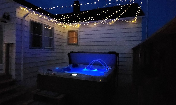 Gladstone House | Hot Tub House Kipling Cottages Deck Fire Pit Sauna 2 bed/1 bath Smart TVs WiFi
