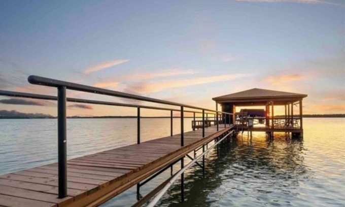 Emory House | Hot Tub, Kayaks, Underwater Fishing Light! Luxurious Pitch-n-Skip Hideaway!