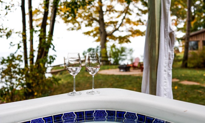 Olcott Cottage | *HOT TUB * Lake Front | Near Olcott Beach | King Bed