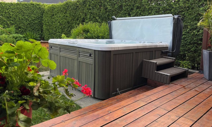 L'Ancienne-Lorette Cottage | HOT TUB/only family welcomed/5 bdr cottage/trampoline/bbq/15 min to Old Quebec