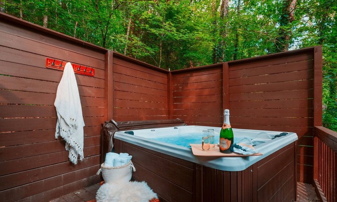 Townsend Cabin | HOT TUB, Pet-Friendly, Game Room