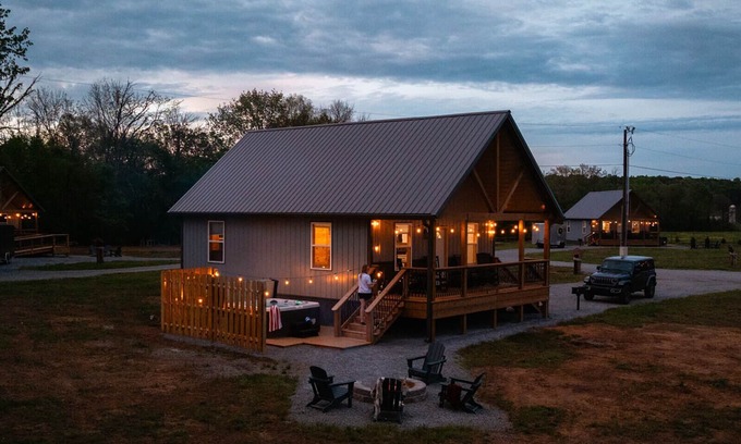 Jamestown Cabin | Hot Tub~River Boat Ramp~Pickleball~Lake Cumberland~Family Friendly Cabin
