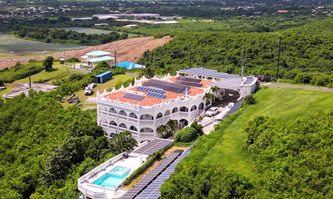 Estate Hope West Condo | Hot Tub & Saltwater Pool- Scenic 2bedroom 2bath Island Castle Rentals