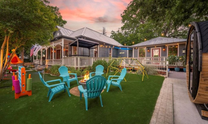 Southtown House | Hot Tub~Sauna~Fire Pit~Putting green~Downtown