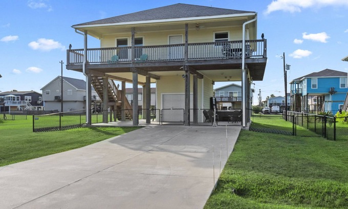 Jamaica Beach House | Hot Tub | Sleeps 7 | Yard for 2 Pets