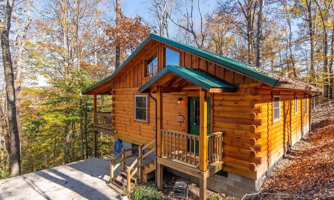 Slade Cabin | Hot Tub & WiFi - Family Log Cabin - Cozy Canopy - Red River Gorge, Kentucky!