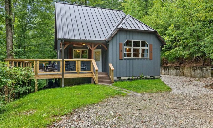 Stanton Cabin | Hot Tub & WiFi - Intimate Cabin - Snuggle Inn