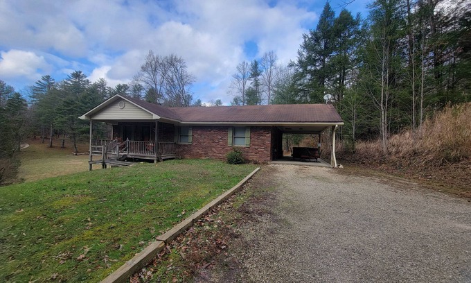 Rogers Cottage | Hot Tub, WiFi, Satellite - Family Home - Carrie's Cottage - Red River Gorge, Kentucky!