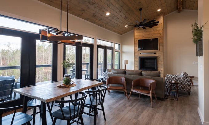 Campton House | Hot-Tub/WiFi/Secluded - A Red River Barnhouse
