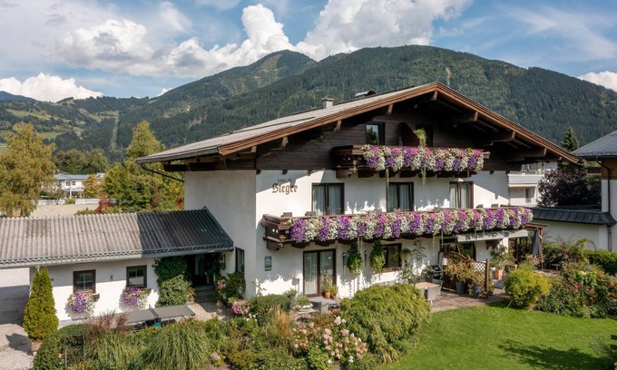 Schuttdorf Hotel | Hotel ∙ 1 bedroom ∙ 3 guests