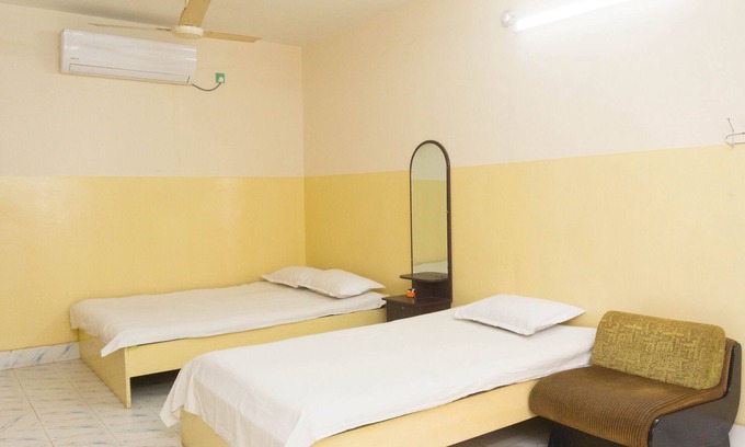 Dhaka Hotel | Hotel Al Sarwar - Deluxe Triple Room