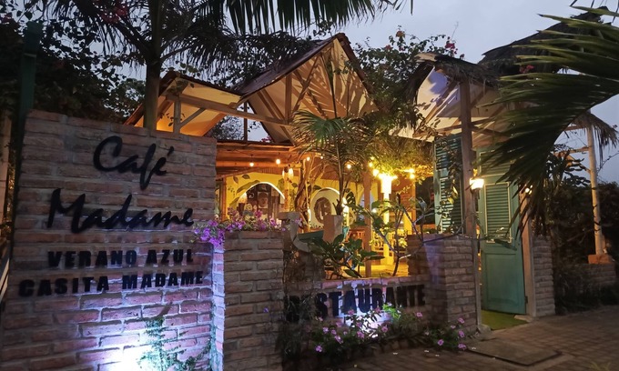 Puerto Lopez Hotel | HOTEL CAFE MADAME PUERTO LOPEZ