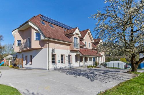 Ravne na Koroskem Hotel | Hotel Delalut