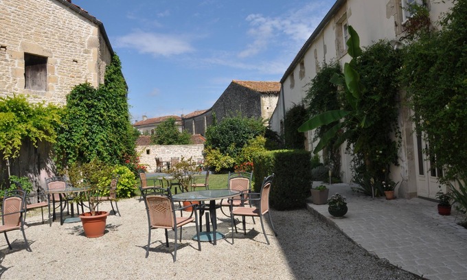 Aulnay Hotel | Hotel du Donjon