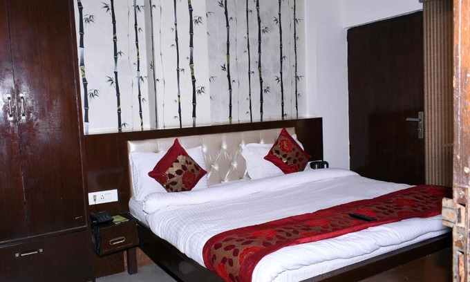 Udyog Vihar Hotel | Hotel Flora Inn