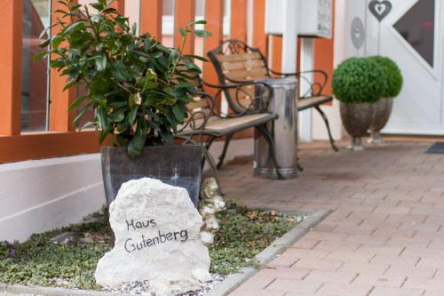Hallbergmoos Hotel | Hotel Garni Haus zum Gutenberg