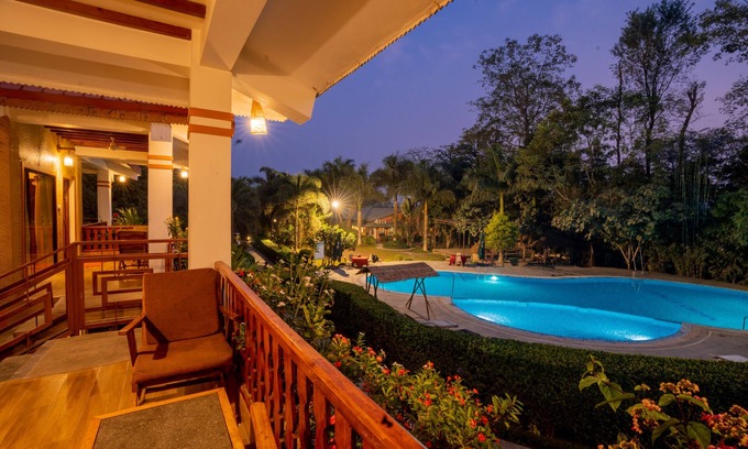 Sauraha Hotel | Hotel Jungle Crown
