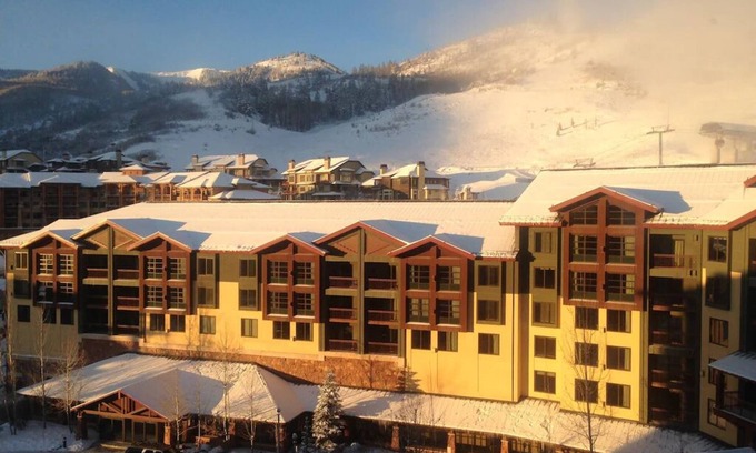 Park City Hotel | HOTEL KING BEDROOM NEAR BASE CHAIRLIFT - GRAND SUMMIT AVAILABLE NOW!