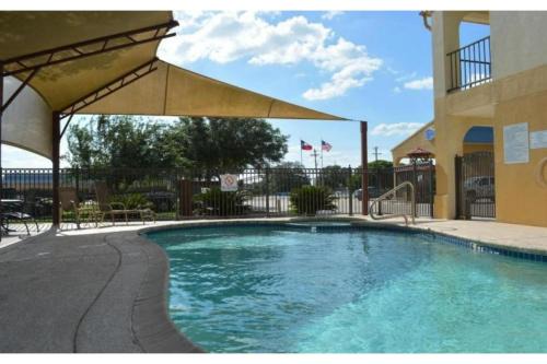 Cuero Hotel | Hotel O Executive Inn & Suites Cuero Hwy 87