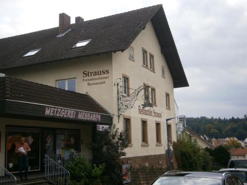 Etzenrot Hostel | Hotel Strauss