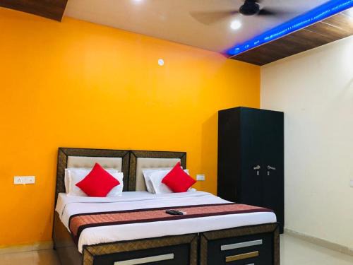 Phagwara Hotel | HOTEL TIP TOP - LPU Law Gate - Family, Students, Couples