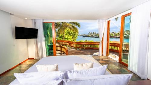 Bahia de la Academia Hotel | Hotel Villa Escalesia Galapagos