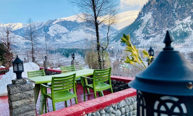 Vashist Bed & Breakfast | Hotel Vyas Vatika offer well designed and ready to use rooms located at manali.