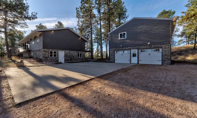 Blackhawk House | Hottub, patio lounging, WiFi game table, and most important- amazing view!