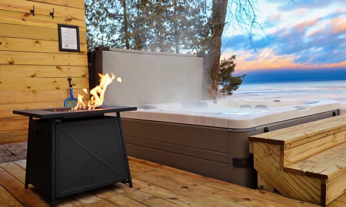 Menominee Cottage | HotTub, Premium Beach Access, BBQ, Natural Fire Place, FirePit, 1hr from Lambeau