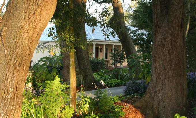 Darrow Bed & Breakfast | Houmas House Plantation and Gardens