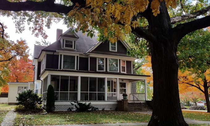 Baldwin City House | HOUSE - 1st & 2nd Floor 5 bedrooms, 2 BATHROOMS 4,000 sq ftnNO use of 3rd floor