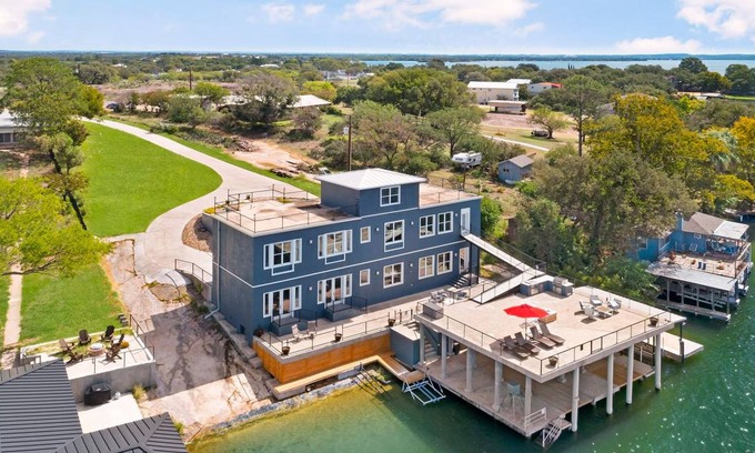 Granite Shoals House | House ∙ 4 bedrooms ∙ 12 guests