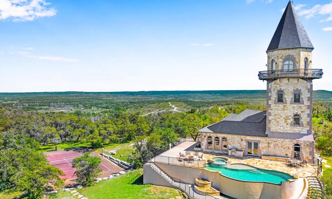 Johnson City House | House ∙ 4 bedrooms ∙ 15 guests
