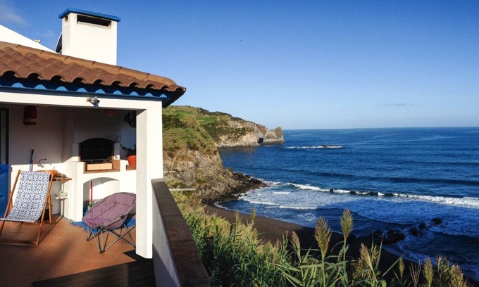 Ribeira Grande House | House by the sea with terrace and stunning views.