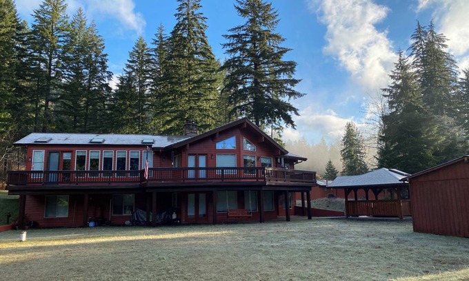 Carson House | House in the Mountains w/hot tub, sauna, pool table and more !