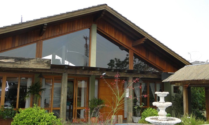 Carniel House | House lawn with 5 suites