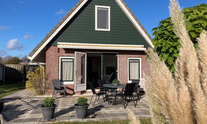 Opperdoes House | House Olly lovely waterfront home. Fenced yard safe for child/animal.