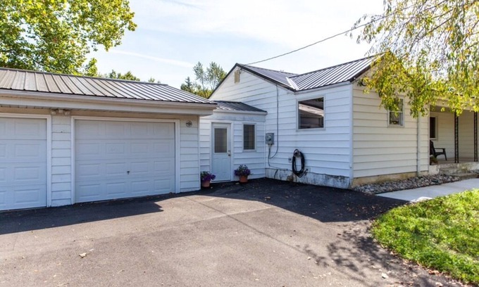 Lewisville House | House on 3 acres near Fair Hill Nature Park. Close to Pa, and De.