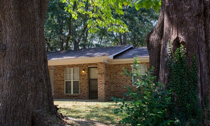 Ridgeland House | House on a quiet street with no through traffic