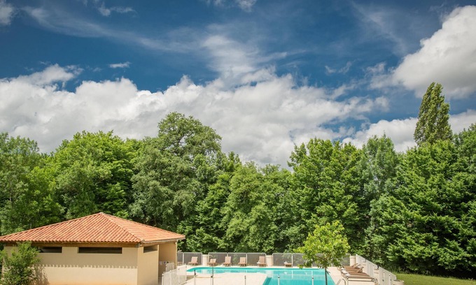 Lacapelle-Marival House | House on holiday park with pool in the Lot