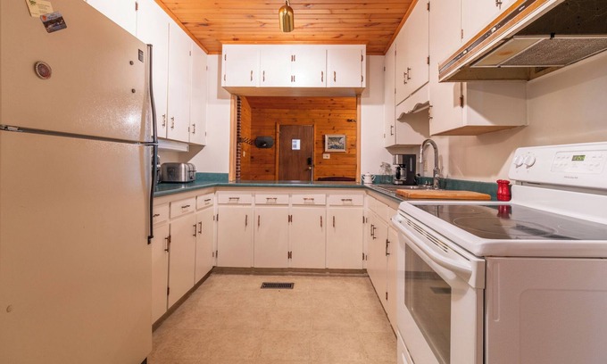Kemptville House | House on lake w/Hot Tub & Sauna
