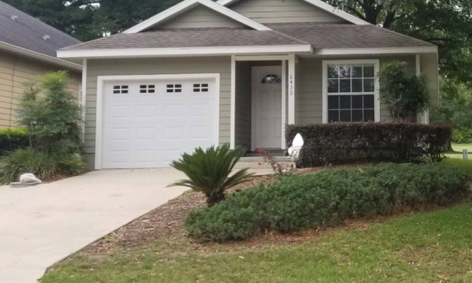 Alachua House | House on the 1st fairway. Close to FSU & Gainesville. Pet friendly.