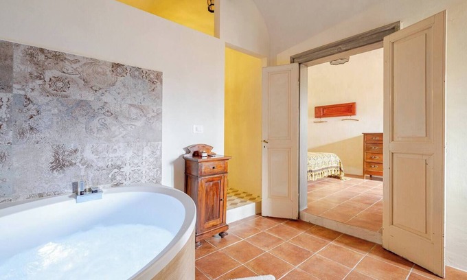 Calascio House | House On The Arch, Deluxe Jacuzzi in Calascio