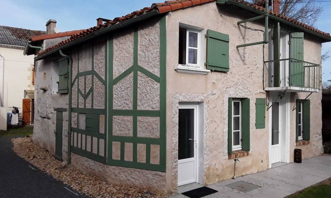 Queaux Cottage | House on the banks of Vienna.