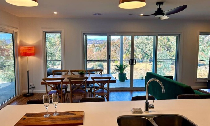 Wodonga Apartment | House on the Hill - with VRBO