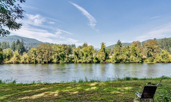 Leaburg House | House on the River. It doesn't get any better